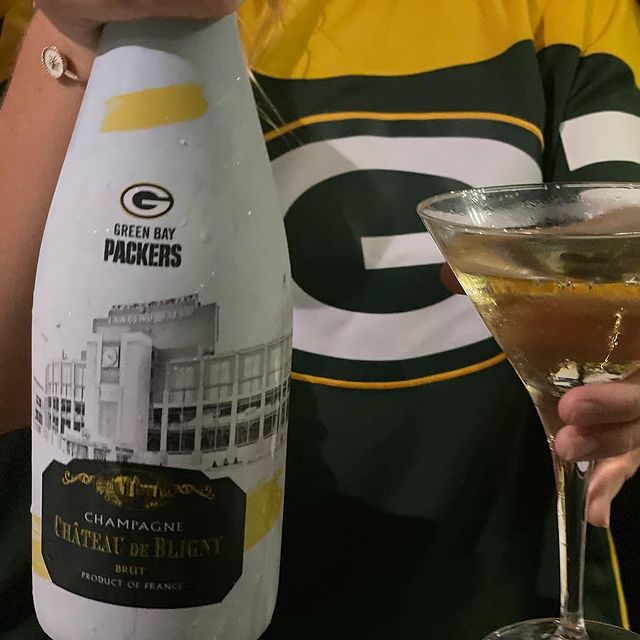 Packers_champ's tweet photo. The @packers very own champagne, made to celebrate a great team, avail now in Wisconsin @TotalWine 
#brookfield #greenfield #bayshore
Also avail ➡️ https://t.co/r2spHGXLvP
#GoPackGo https://t.co/yrso3tc6Uv