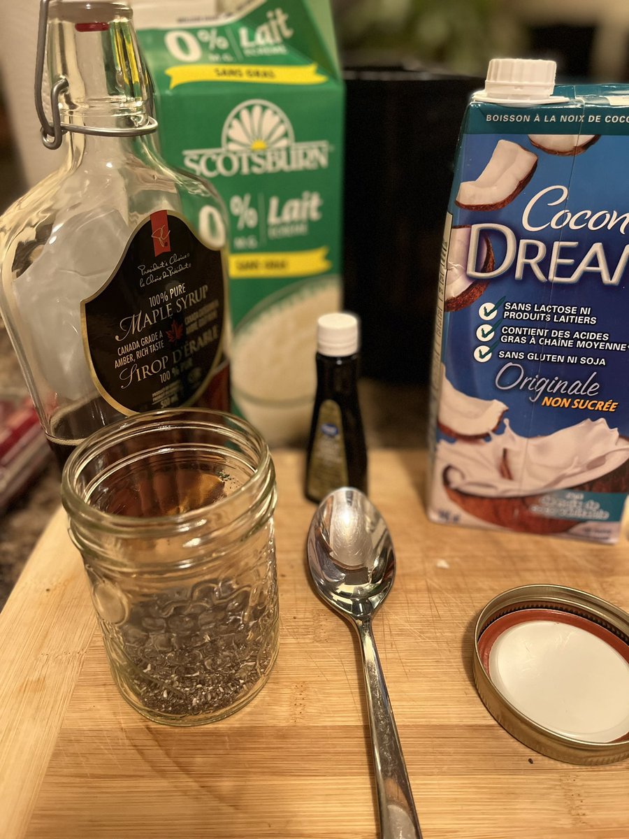 dawn_kimmy_nl's tweet photo. Getting things ready for tomorrow! Doing another 8-8! Made some over night oats for breakfast and chia seed pudding for my break! #snacksforwork https://t.co/0V5IltKEsm