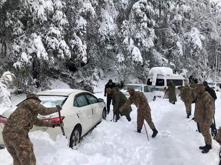 Zarakhan667's tweet photo. @Imran1Khaan Ager ap ko ya عیاشی lagtii hy?  tu ap be join hojeya. nation ke help krna wala mera mind sa ak He Adaraa bhkii hy Pakistan ma . agar ap os ko be Tanqeed ka Nisana bhaneoo gy tu bhakii kay Ray jeya gaa #nonmind.
#plz #supportpakArmy.

@OfficialDGISPR https://t.co/9DoOpQEpsc