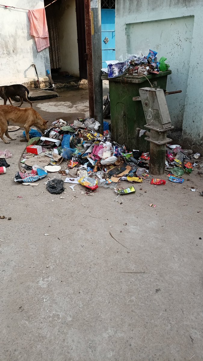 MahiraStudio's tweet photo. If public don't wear mask the government fine them but when government don't do proper sanitation who will fine them? From last 3 days this garbage is not clean. Location: Khatbin Sahi, Bari Lane, Cuttack.
Please do something @CMCCuttack @AnanyaDasIAS https://t.co/H3BO7H9RpY