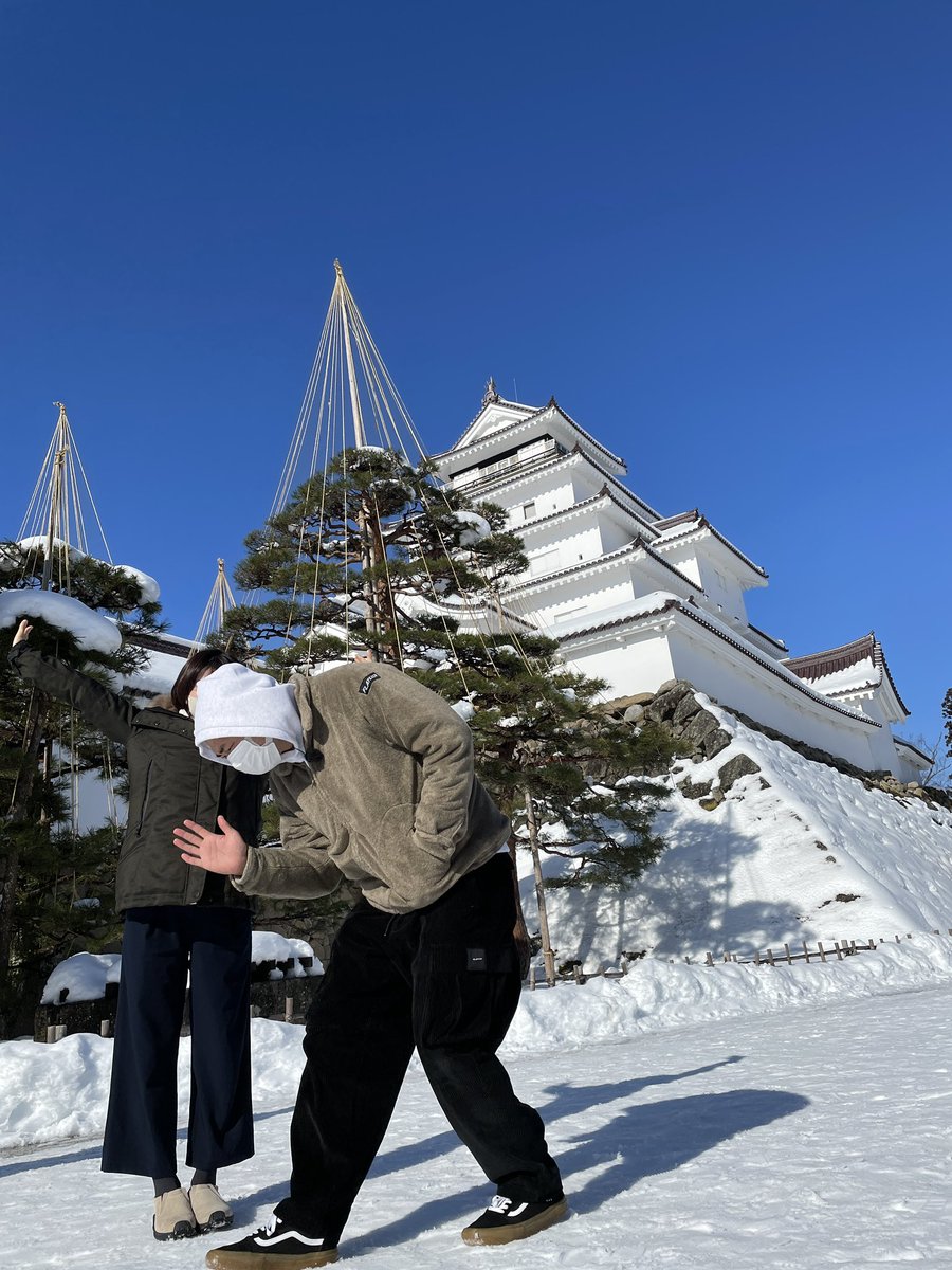 aoiiwabuchi's tweet photo. 今日の会津若松は天気が良くてロケ日和🥺

ってあれ？
通行してる人が、、、
こらー！！

＃鶴ヶ城
＃晴れ
＃ロケ日和
＃通行人
＃雪 https://t.co/5KXOe8CY3q