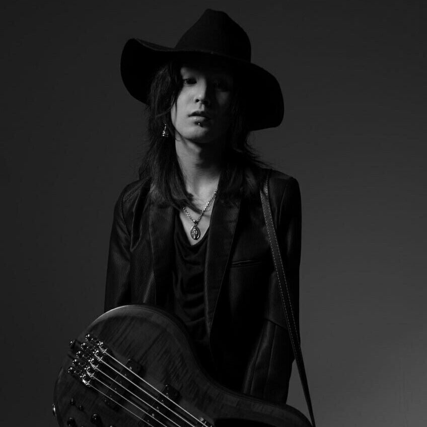 naoya_bass0's tweet photo. 成人式の写真は残ってないので20歳頃のアー写を、
今とさして変わってない。 https://t.co/lKqU6GuV8w