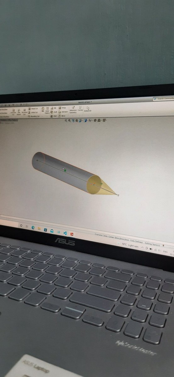 simple_guy321's tweet photo. Designing screw using #Solidworks 3D software. It has already taken half an hour, still 20% is incomplete. https://t.co/lLSSt5yfFU