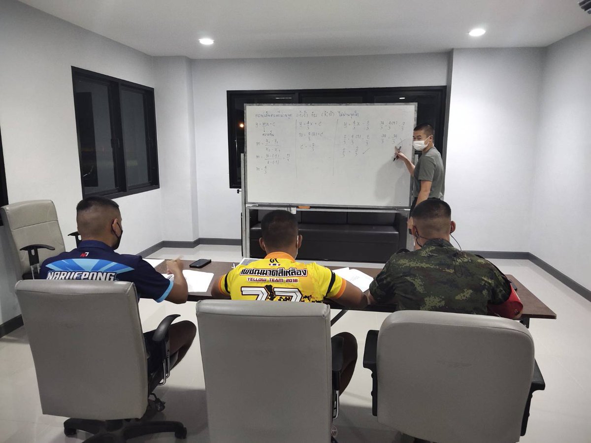 Kitsanahongsuwa's tweet image. " มุ่งหน้าสู่ความสำเร็จ "
     ผบ.ร.112 พัน.3 ได้มีดำริให้ได้จัดชุดครูทำการสอนเตรียมความพร้อมให้กับ กพ. ที่จะสอบ นนส. ได้ทำการติวข้อสอบ ภาควิชาการ ในวิชาคณิตศาสตร์ ให้กับกำลังพลที่สนใจสมัครสอบคัดเลือกเข้าเป็นนักเรียนนายสิบทหารบก