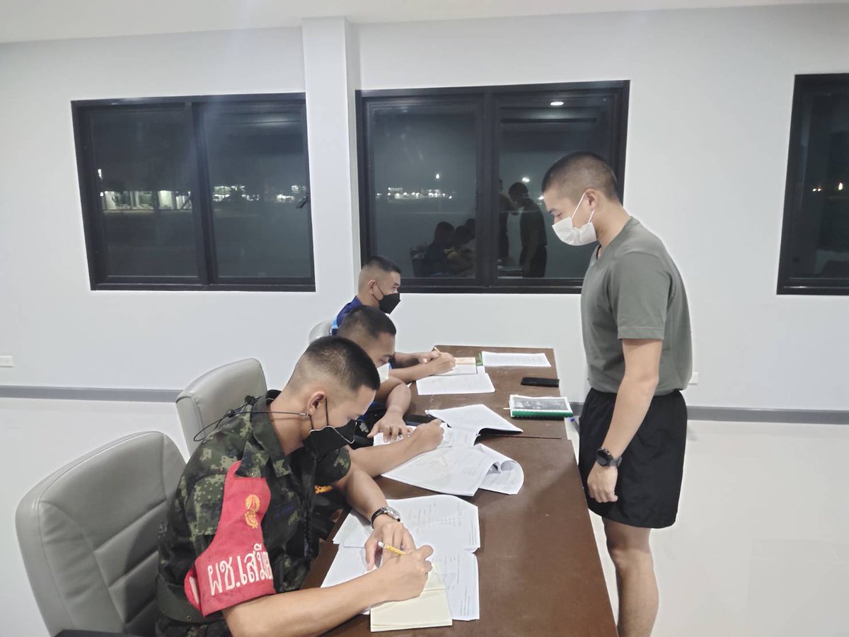 Kitsanahongsuwa's tweet image. " มุ่งหน้าสู่ความสำเร็จ "
     ผบ.ร.112 พัน.3 ได้มีดำริให้ได้จัดชุดครูทำการสอนเตรียมความพร้อมให้กับ กพ. ที่จะสอบ นนส. ได้ทำการติวข้อสอบ ภาควิชาการ ในวิชาคณิตศาสตร์ ให้กับกำลังพลที่สนใจสมัครสอบคัดเลือกเข้าเป็นนักเรียนนายสิบทหารบก