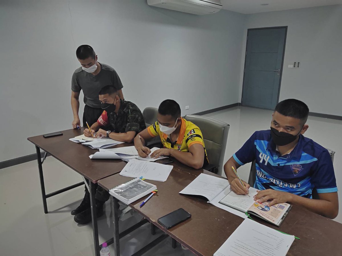 Kitsanahongsuwa's tweet image. " มุ่งหน้าสู่ความสำเร็จ "
     ผบ.ร.112 พัน.3 ได้มีดำริให้ได้จัดชุดครูทำการสอนเตรียมความพร้อมให้กับ กพ. ที่จะสอบ นนส. ได้ทำการติวข้อสอบ ภาควิชาการ ในวิชาคณิตศาสตร์ ให้กับกำลังพลที่สนใจสมัครสอบคัดเลือกเข้าเป็นนักเรียนนายสิบทหารบก