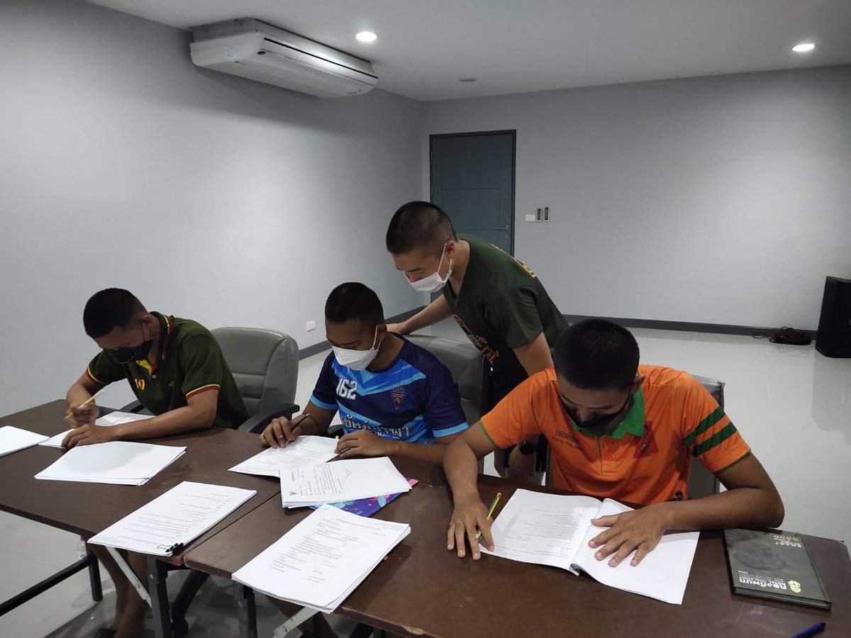 Kitsanahongsuwa's tweet image. " มุ่งหน้าสู่ความสำเร็จ "
     ผบ.ร.112 พัน.3 ได้มีดำริให้ได้จัดชุดครูทำการสอนเตรียมความพร้อมให้กับ กพ. ที่จะสอบ นนส. ได้ทำการติวข้อสอบ ภาควิชาการ ในวิชาคณิตศาสตร์ ให้กับกำลังพลที่สนใจสมัครสอบคัดเลือกเข้าเป็นนักเรียนนายสิบทหารบก