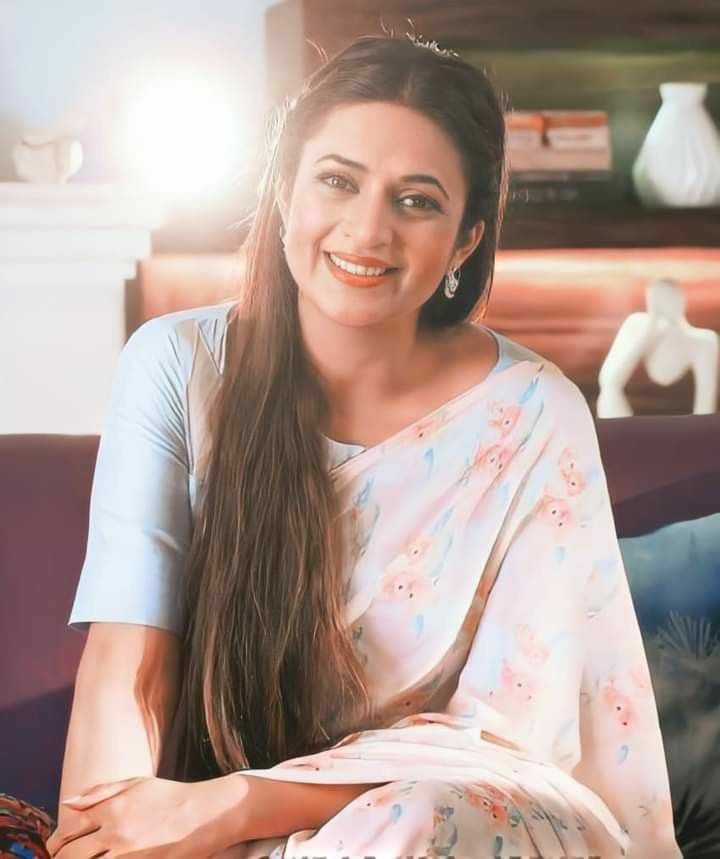 nndvians's tweet photo. start the day by seeing the smile of this beautiful woman 💞

@Divyanka_T https://t.co/zVeZfLQiBz