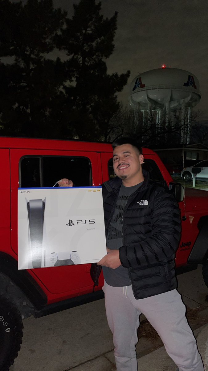SamuelH_10's tweet photo. First raffle winner picked up his brand new PS5 😎✅ @Zach2Serna https://t.co/m4ov7GmKGe