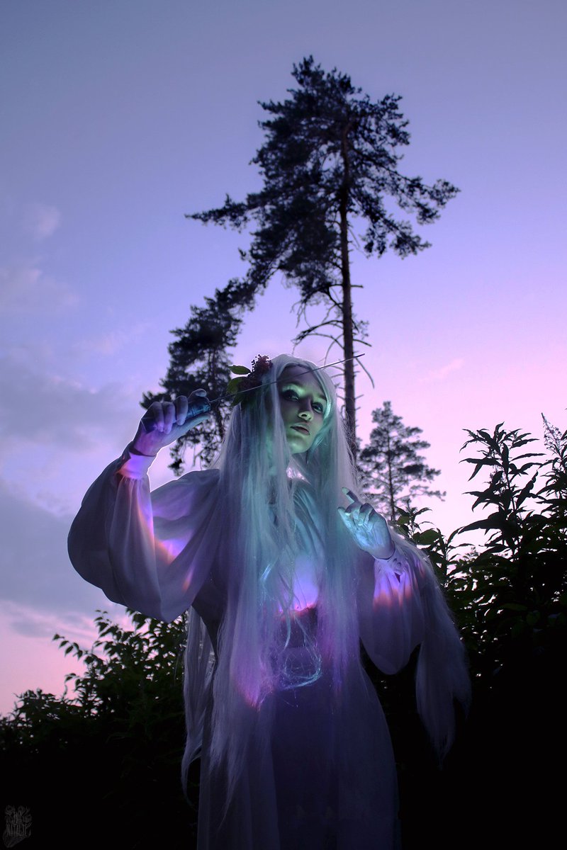 NatalieIna's tweet photo. She came on summer evenings, descending from the sky covered with a purple haze, collecting herbs and flowers burned by the midday sun.
I was inspired by Slavic myths and summer forest atmosphere to create this photo series.
Model - @r_e_i_n_d_e_e_r
#artphotography #NatalieIna https://t.co/p8Hu1PoEZ1