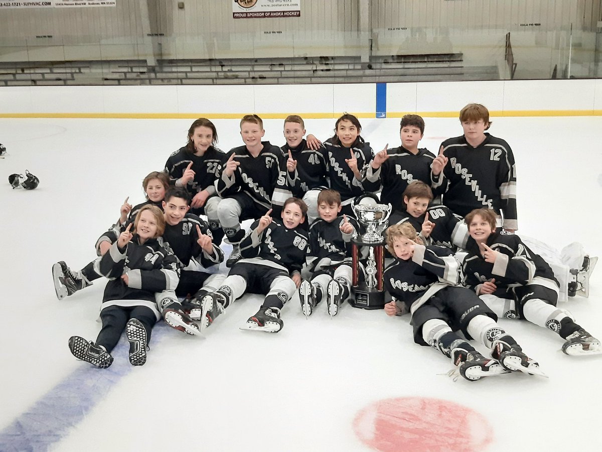 RyanTwardowski1's tweet photo. @YouthHockeyHub Roseville PeeweeA keep on rolling winning the A/AA Anoka Classic!!  #37goalsin3games  #16gamesunbeatenstreak #bleedblackandsilver #keepgettingbetter https://t.co/sCxYlINRBG