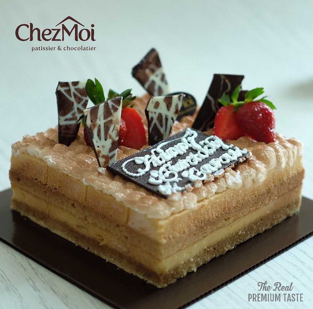 ChezMoipastry's tweet photo. Tiramissu Cake dengan rasa kopi dan keju serta taburan bubuk coklat di atasnya akan berikan percikan kebahagiaan untuk momen bersama keluarga. #ChezMoiPastry https://t.co/zm00btspNS