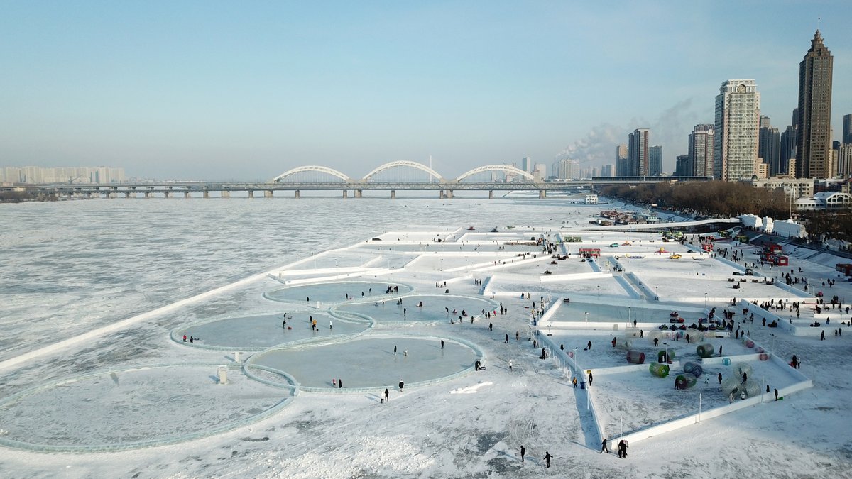 FlyOverChina's tweet photo. The freezing weather has made the section of #SonghuaRiver in #Harbin of northeast China's Heilongjiang Province a seasonal tourist hotspot. Many entertainment facilities have been set up for people to enjoy the ice-snow fun #FlyOverChina https://t.co/DhJTa3oLka