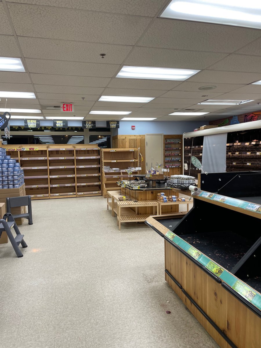 DanielleWolfe's tweet photo. @DirkSchwenk #Alexandria VA Trader Joe’s https://t.co/zPZ3xhLAQZ