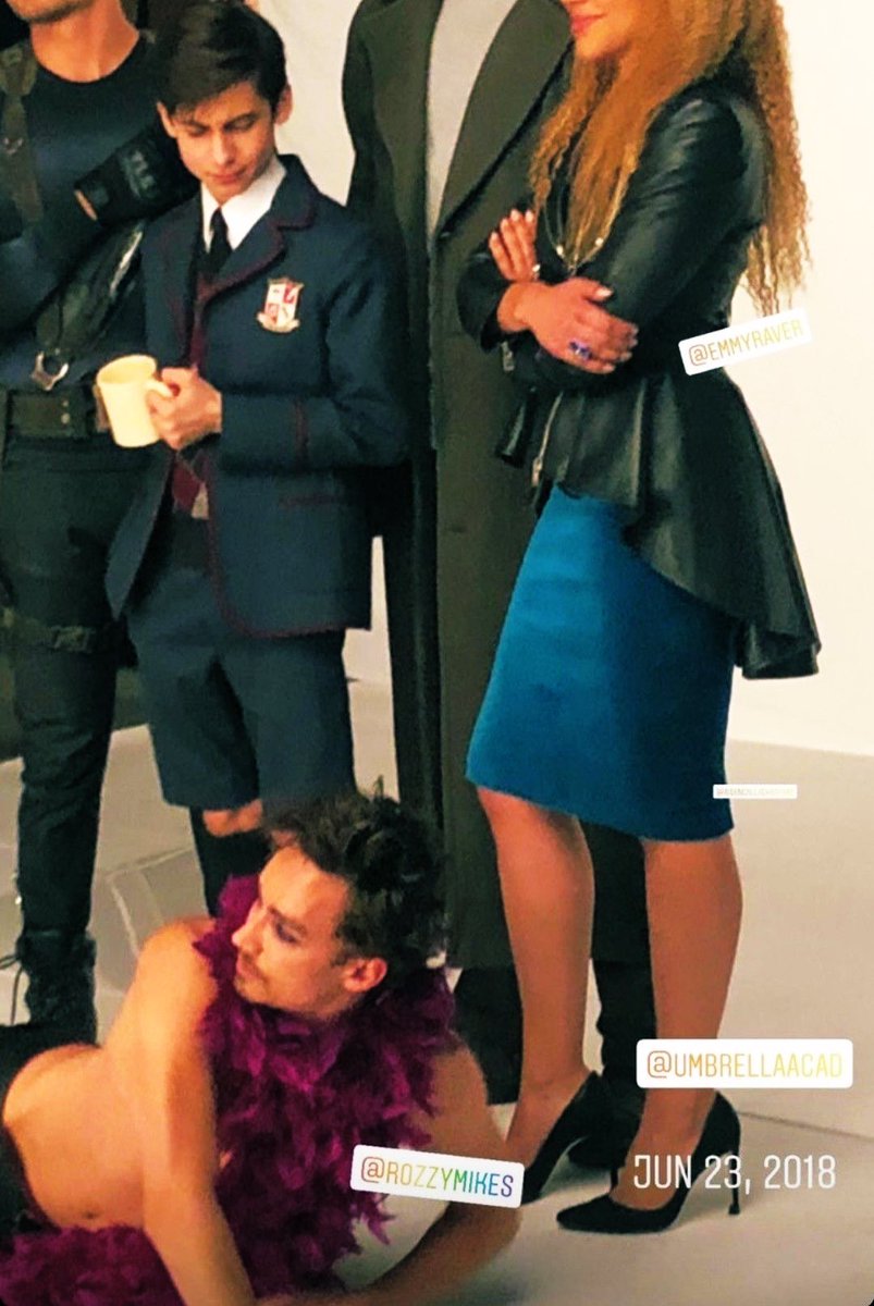 thinkerfives's tweet photo. klaus: 💅🏻 
five: ?? https://t.co/hlhBc7VRgg