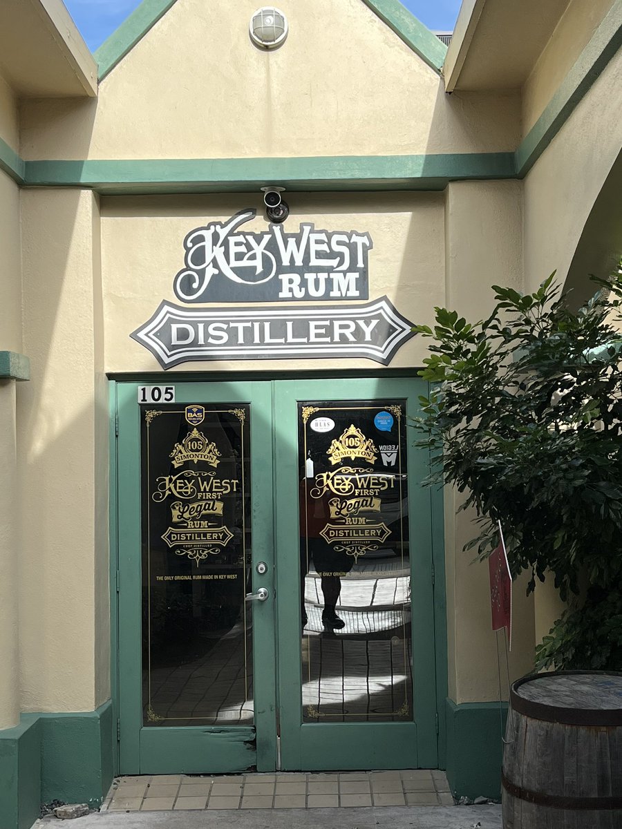 TfxcmanVaughn's tweet photo. And of course had to sample some local spirits, and fresh seafood.  #KeyWestRumDistillery #Harriettes #keysfisheries https://t.co/4VH40vmOWd