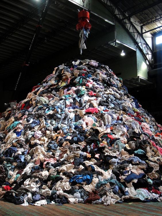 👚Clothing has clearly become disposable, a family in the western world throws away an average of 30kg of clothing each year #shewvol
via: pinterest

#FastFashionKills #fastfashionfacts #environment #cop26 #ecofriendly #ecofashion #greenenergy #lifestyle #fashionstyle