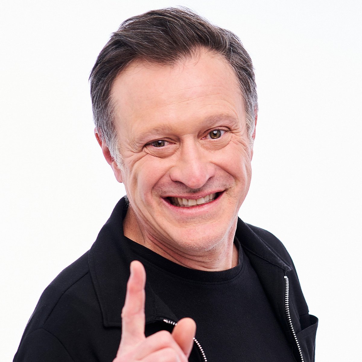 SURPRISE! Très heureux de pouvoir annoncer publiquement que je ferai partie de Brother Célébrités à compter de dimanche prochain! Suivez-moi sur <a href="/noovo_ca/">Noovo</a> et envoyez-moi des ondes positives! 💙❤️MERCI DE ME SUIVRE!
IG→ bit.ly/3naizms
FB→ bit.ly/33hhPVN