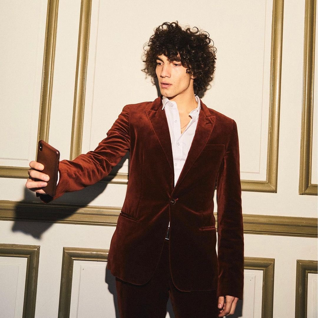 # Baile de Invierno 
Enero 7

—Esa noche Caleb se encontraba en la gala del baile de invierno anual que se hacía en Villa RB, siendo acompañado de su querida amiga <a href="/DodoBiersack/">Dorothy</a>—