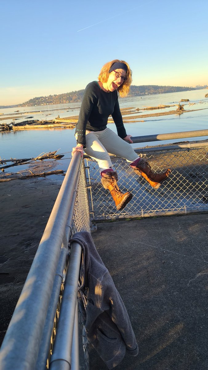 gldngrrl's tweet photo. Enjoying the #seattlesun today by #lakewashington https://t.co/DRncyfTnMM