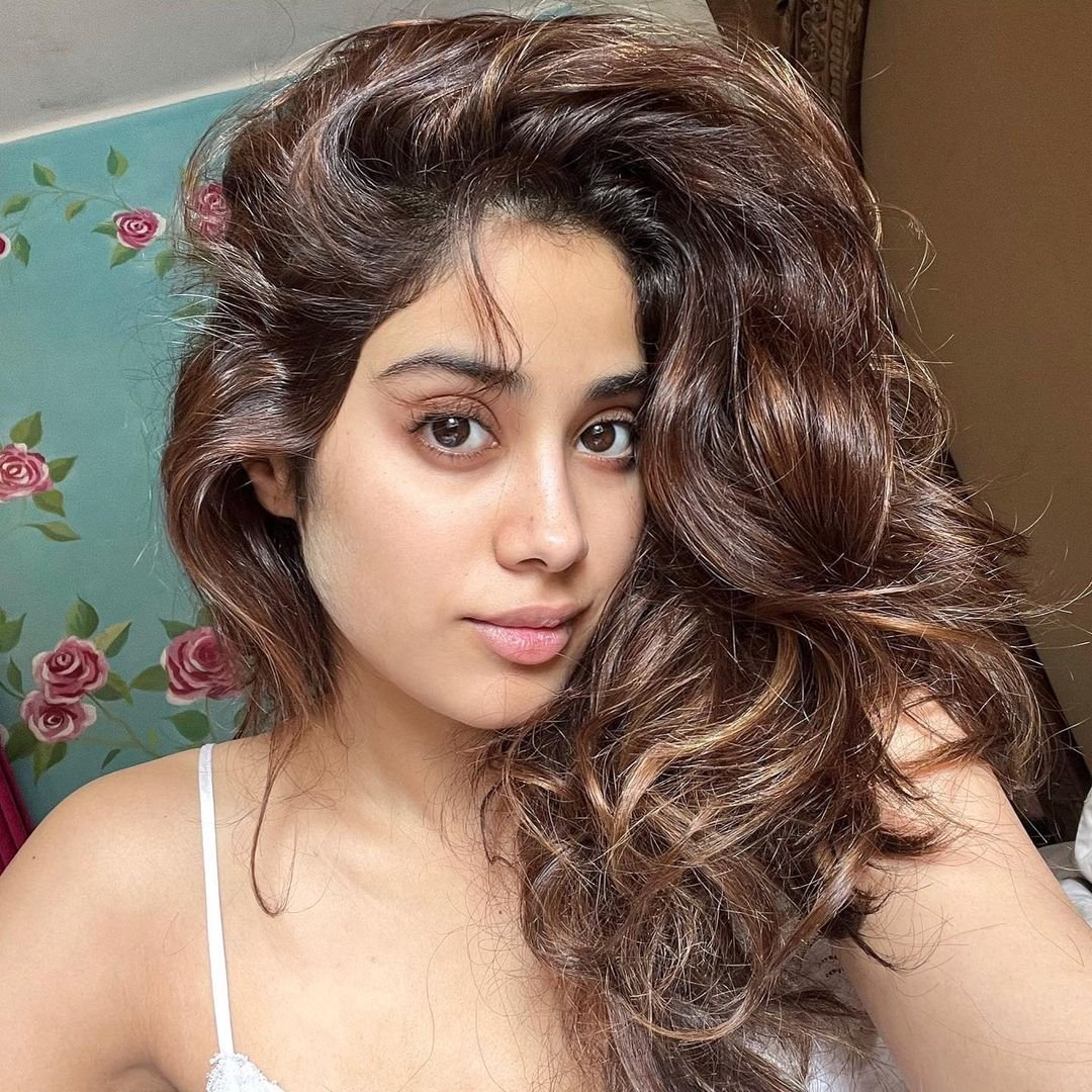 Janhviworlds's tweet photo. According to you, What is the one thing that you like most about her ? #JanhviKapoor https://t.co/BMxrAPMdVZ