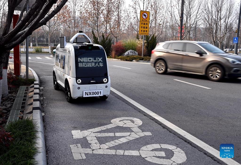 VoiceofPD's tweet photo. An unmanned #delivery #vehicle runs on a bicycle lane in Xi'an, capital of northwest #China's #Shaanxi Province, Jan. 9, 2022. #driverlessvehicle 
https://t.co/gXfp51YhpN https://t.co/QhH4y1X1r2