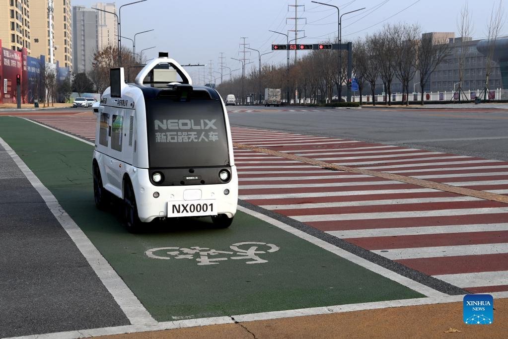 VoiceofPD's tweet photo. An unmanned #delivery #vehicle runs on a bicycle lane in Xi'an, capital of northwest #China's #Shaanxi Province, Jan. 9, 2022. #driverlessvehicle 
https://t.co/gXfp51YhpN https://t.co/QhH4y1X1r2