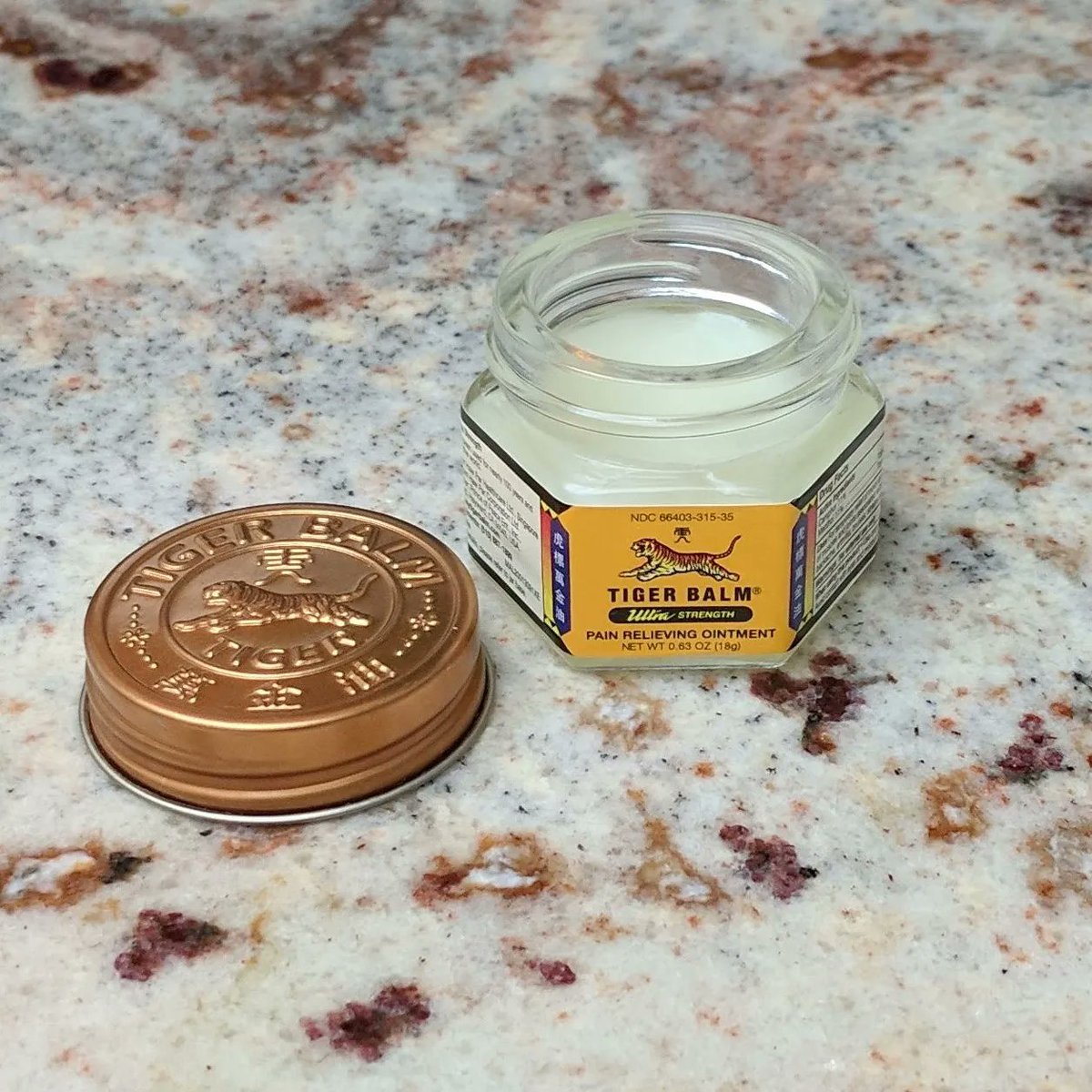 Tiger_Balm_US's tweet photo. When youβre ready to nuke the pain, youβre ready for Tiger Balm Ultra.
This non-staining ointment contains the strongest concentration of Tiger Balmβs herbal ingredients to provide penetrating heat to muscles.β
#TigerBalmUltra #PainRelief #WorksWhereItHurts #JointStrains π― https://t.co/sCp9Uv7zRn