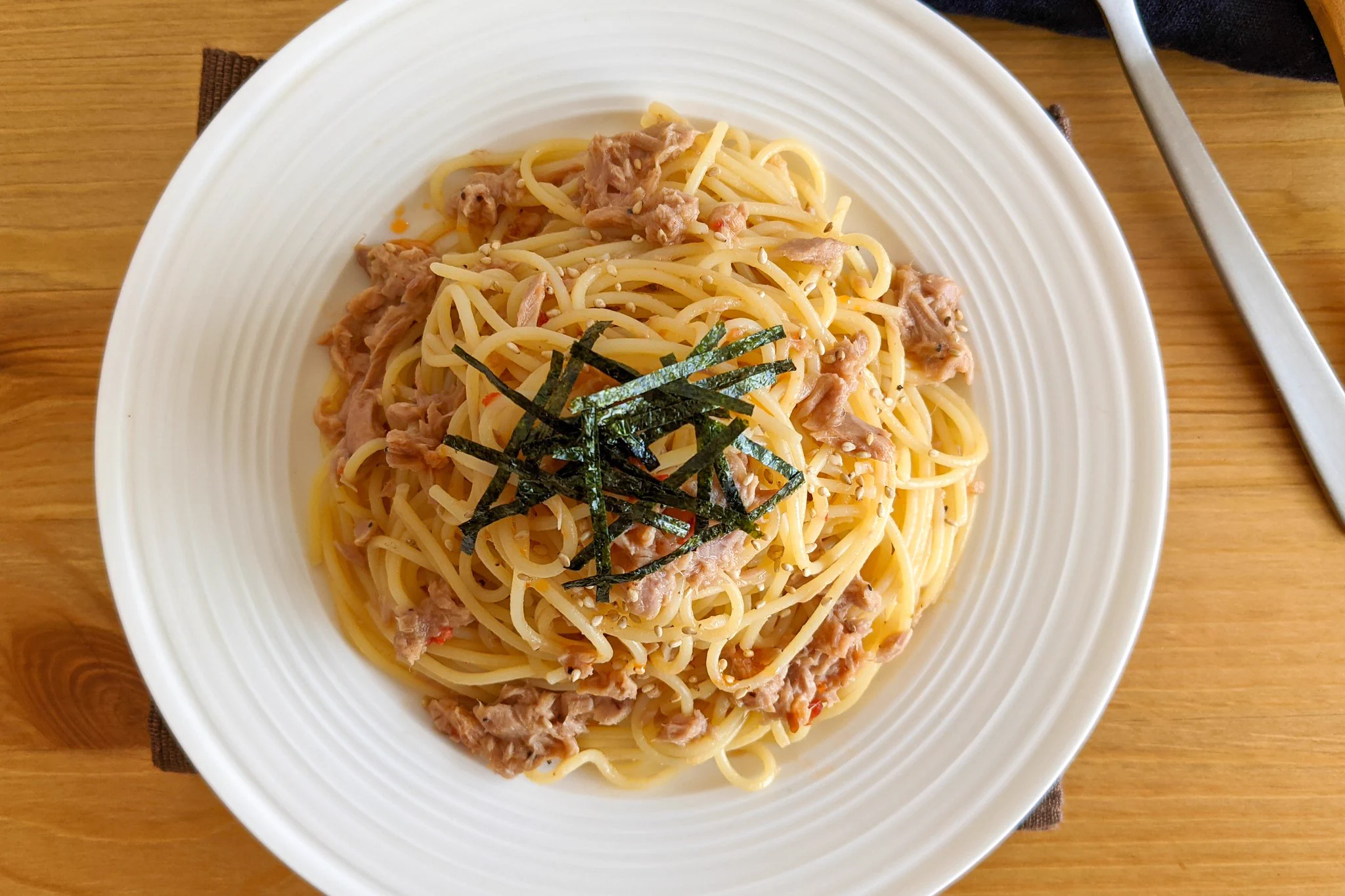 お昼ご飯にもぴったりそう！油そば風に仕上げた「パスタ」レシピ！