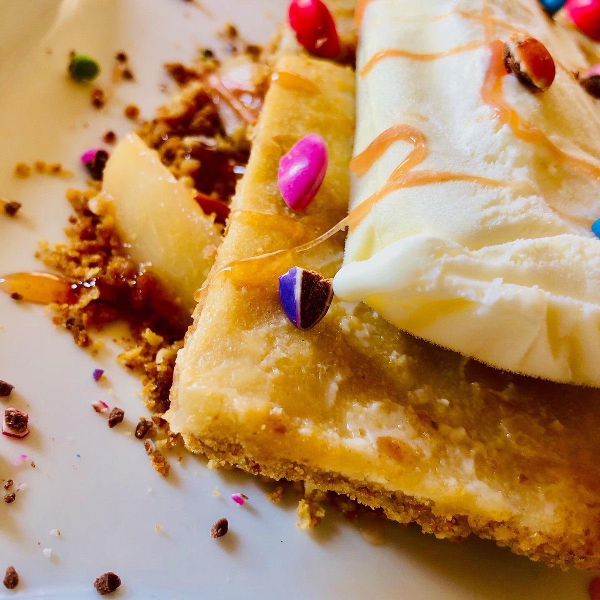 A2Z_Events_Int's tweet photo. A2Z Eats Dessert 🍨 

Peach &amp; milk tart crumble with A2Z housebrand vanilla ice cream &amp; peach caramel sauce

Toppings:
Plain - R25
Peanuts - R30
Smarties - R35
Pistachio - R40

You can now place your orders on WhatsApp: (+27)71 080 0105
Delivery will depends on distance.#a2zeats https://t.co/GEyYGakxtd
