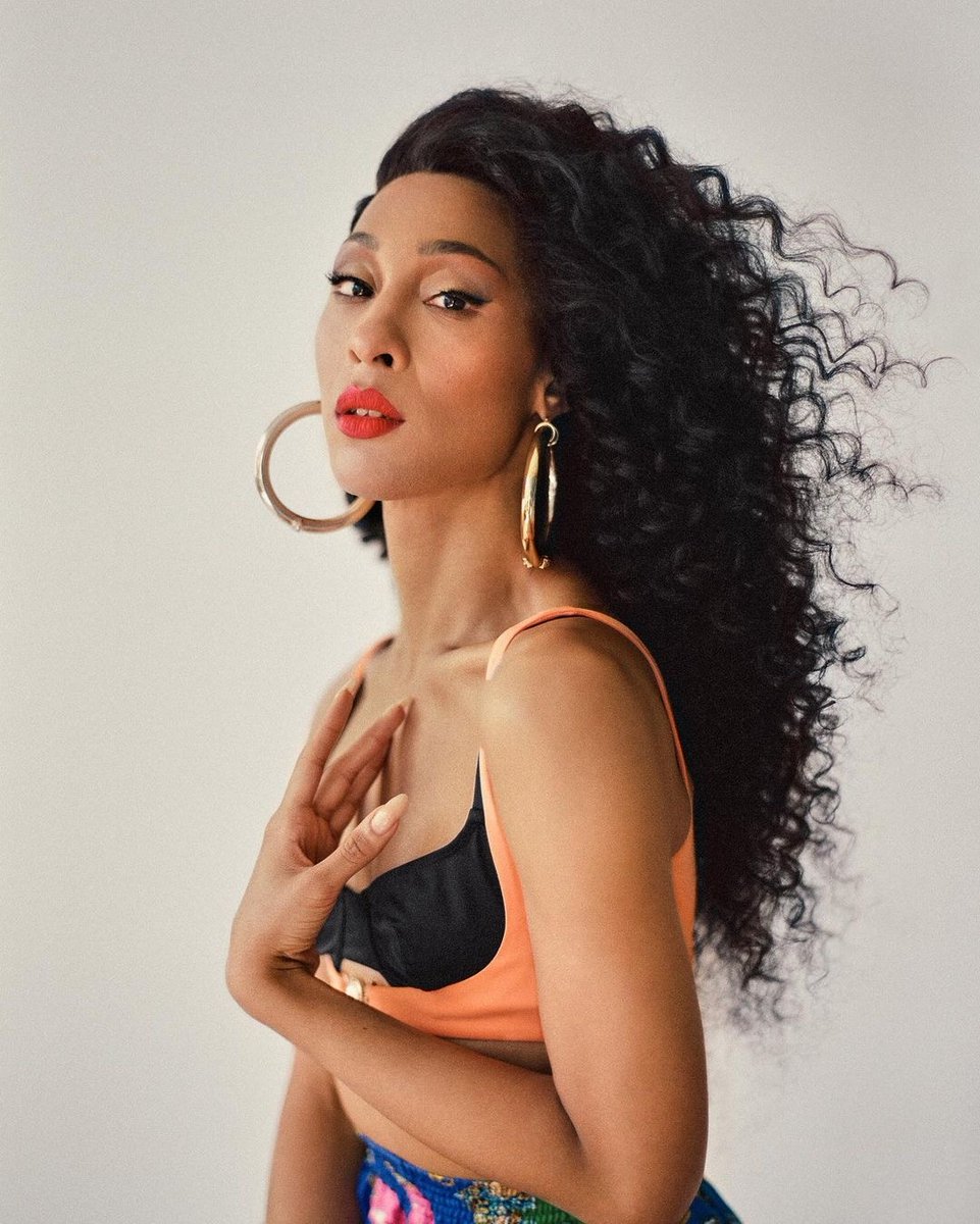 sboficial's tweet photo. MJ Rodriguez é a primeira atriz trans a vencer um Globo de Ouro. PARABÉNS, MAMÃE BLANCA! 😭 #GoldenGlobes https://t.co/1uAK9O8adP