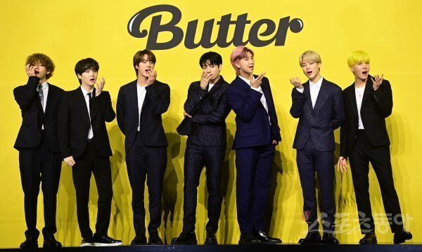 BTSNewsBrasil's tweet image. 📰De acordo com o Gaon Chart, que é operado pela KMCA (Korean Music Content Association) no dia 9, o BTS vendeu 2.999.407 cópias apenas de seu single Butter. Usando o preço atual do álbum (17.800 KRW), é calculado que o BTS recebeu um total de 53.38944 bilhões de KRW.
+
