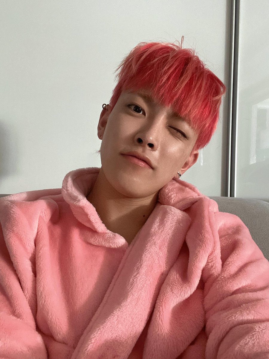 khjrandom's tweet image. hongjoong in his patrick star pajamas