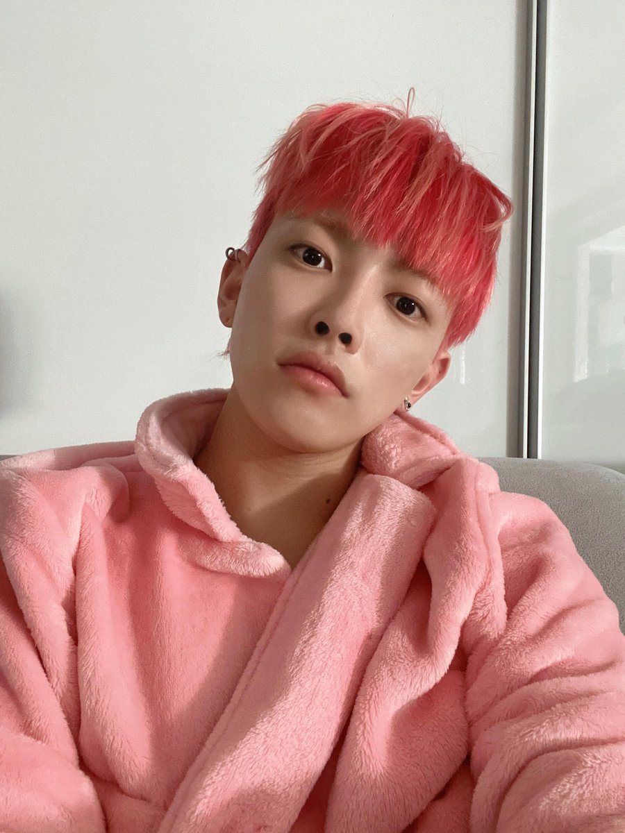 khjrandom's tweet image. hongjoong in his patrick star pajamas