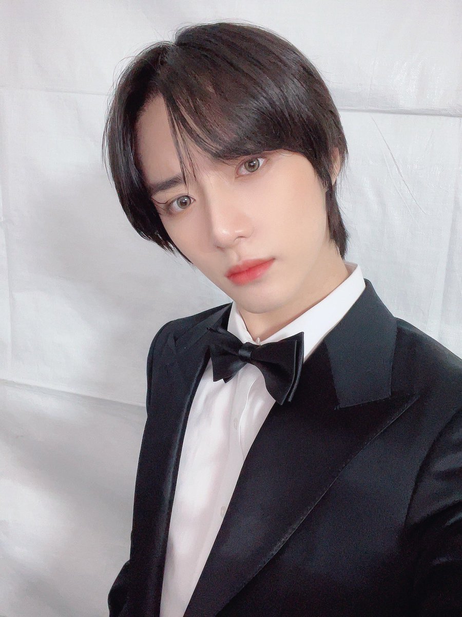 crowntxtbrasil_'s tweet photo. 📸[TRAD] 
Beomgyu do tapete vermelho 👍🏻
#BEOMGYU https://t.co/8nOpDcQBhn
