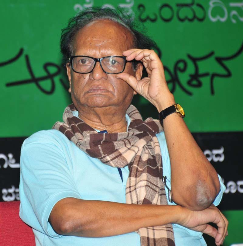 eshwar_khandre's tweet photo. ಹಿರಿಯ ಕವಿ, ಸಾಹಿತಿ, ವಿಮರ್ಶಕ, ನಾಟಕಕಾರ, ಪ್ರೊಫೆಸರ್ ಚಂದ್ರಶೇಖರ್ ಪಾಟೀಲ್ (ಚಂಪಾ) ಅವರ ನಿಧನದಿಂದ ಕನ್ನಡ ಸಾರಸ್ವತ ಲೋಕಕ್ಕೆ ತುಂಬಲಾರದ ನಷ್ಟವಾಗಿದೆ. ಕನ್ನಡ ಸಾಹಿತ್ಯ ಕ್ಷೇತ್ರ ಬಡವಾಗಿದೆ.

ಅಗಲಿಕೆಯ ದುಃಖವನ್ನು ಭರಿಸುವ ಶಕ್ತಿಯನ್ನು ಕುಟುಂಬದವರಿಗೆ ಹಾಗೂ ಅವರ ಅಭಿಮಾನಿಗಳಿಗೆ ದೇವರು ಕರುಣಿಸಲಿ ಎಂದು ಪ್ರಾರ್ಥಿಸುತ್ತೇನೆ. https://t.co/6orWcRiCgn