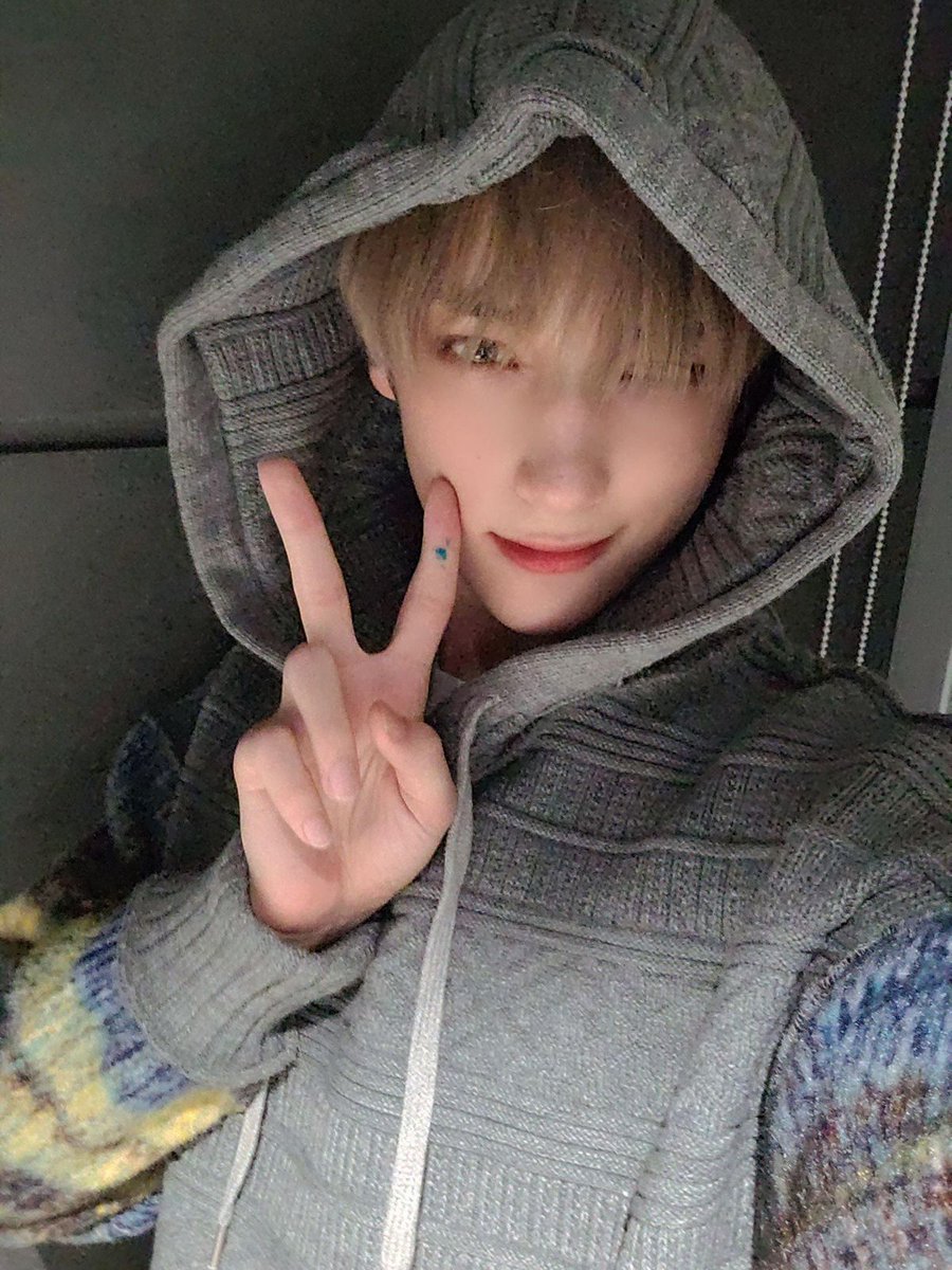 crowntxtbrasil_'s tweet photo. 090122| Moment do #HUENINGKAI no WEVERSE

�� “Tenham um bom dia, pessoal ♡♡♡”
@TXT_members https://t.co/EqGoMjRHSa