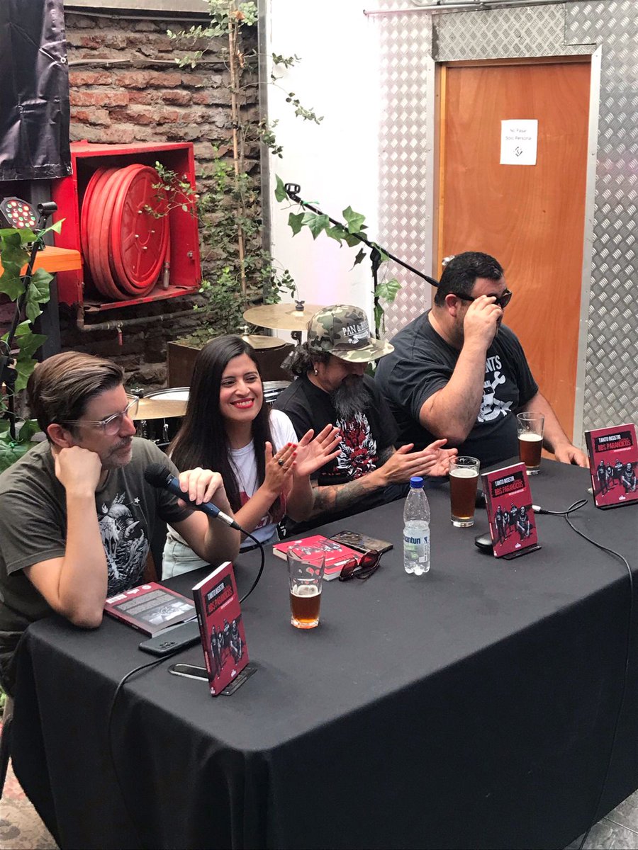 stgoandereditor's tweet photo. Lanzamiento del libro #TantoInsistir de @bbsparanoicos en @letrasonica conducido por @reinosiano junto a su autora @romontalban y los BBS @ckretschmer y #plopez. Una maravillosa jornada. Saludos y gracias a quienes nos acompañaron y se llevaron su copia. Nos vemos! https://t.co/W1uG9uVnUQ