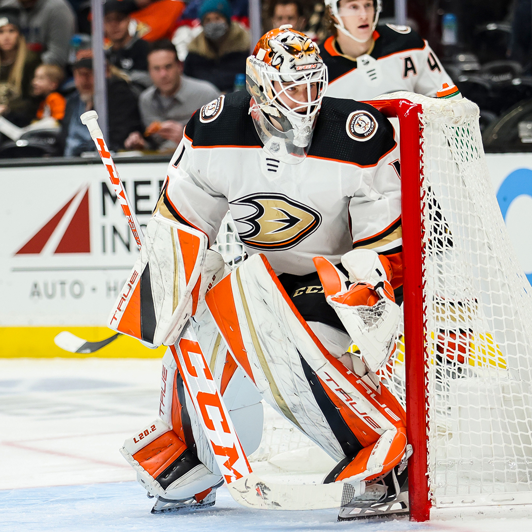 AnaheimDucks's tweet photo. Luuuuuuuuuuukas!!
Give it up for his first win in the NHL! 

#FlyTogether | #AngelsNight22 https://t.co/zCCGvuWScC