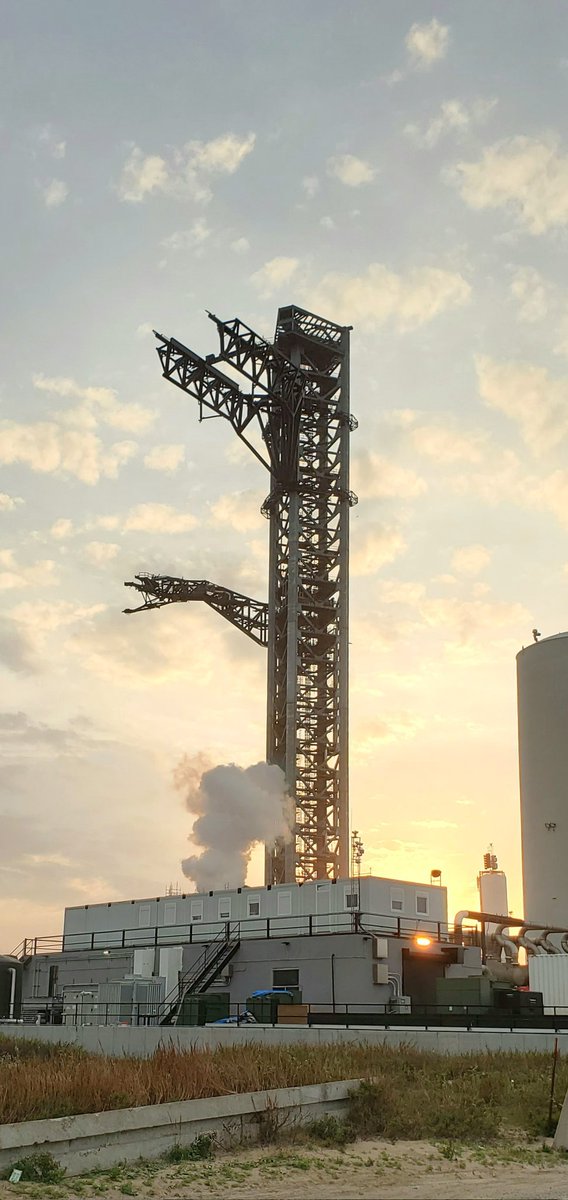 sciencenium's tweet photo. MechZilla Supremecy. (credit: @LabPadre )
#Mechzilla #SpaceX #Starship #spacex https://t.co/G72bL72Van