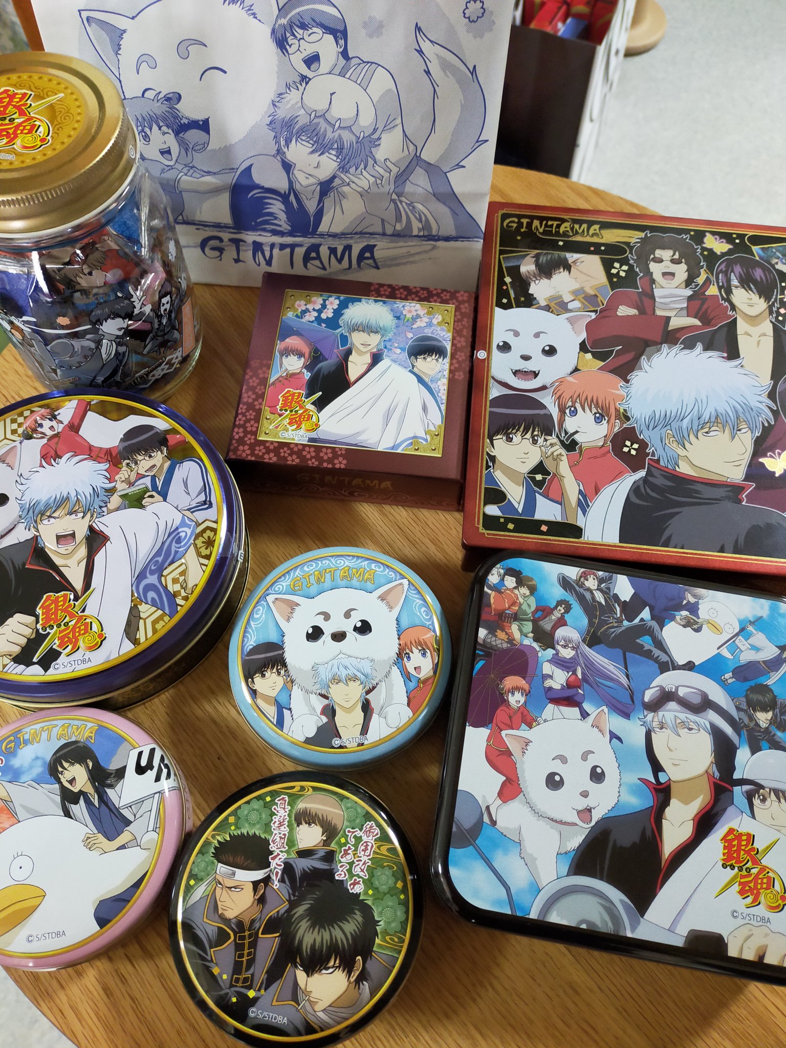 Michi 平日はお仕事 銀魂のバレンタインコーナーがあると知って 朝イチでイオンに行って 無事にゲットしました 去年買えなかったから 今年はまとめ買いしちゃいました 食べるのがすごく楽しみ 最近大人買い銀魂ばかりだな T