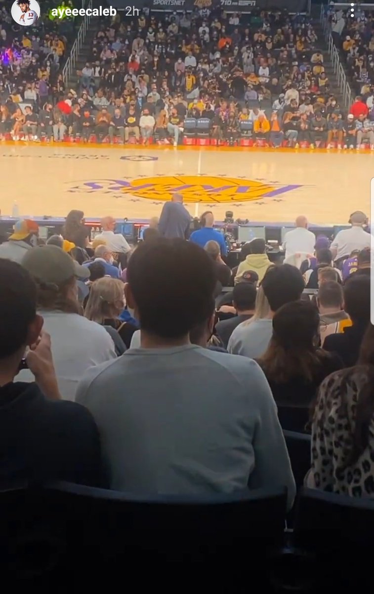 ShotgunSpr's tweet photo. #Oklahoma QB transfer Caleb Williams apparently has a good ticket hookup in Los Angeles. 

After field-level suites at the #Rams game earlier, here he is (via his IG story) at center court on the bottom level at the #Lakers game: https://t.co/y8HtM7TYN0