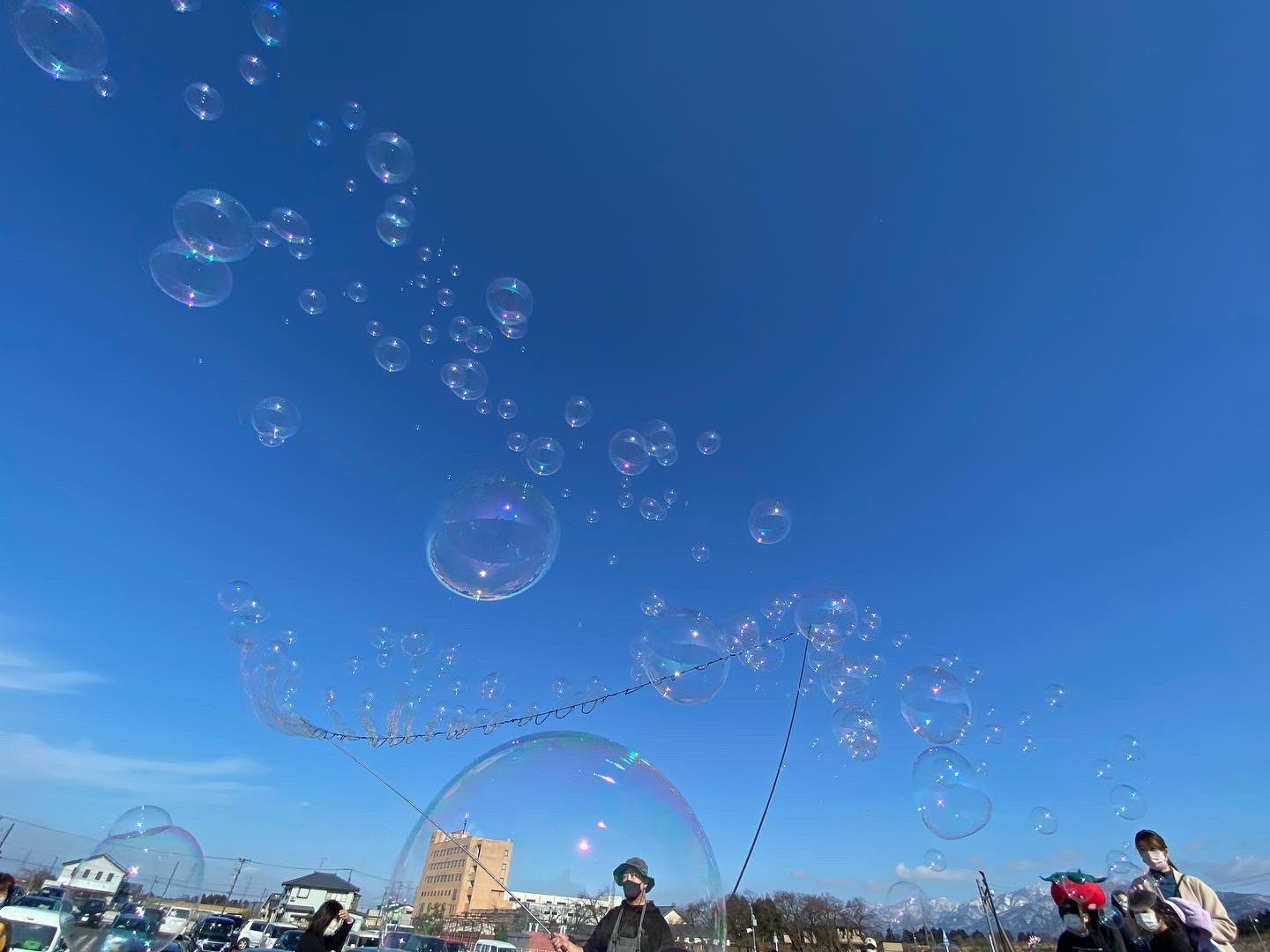 ラポルテ五泉 こんにちは ラポルテ五泉 です 緑の広場ではたくさんのシャボン玉がふわふわ飛んでます 泡人souさんが来て子どもたち大はしゃぎ まだ間に合いますよ メルカートごせん 遊び場 お子様連 新潟カフェ巡り 新潟カフェ こどもの