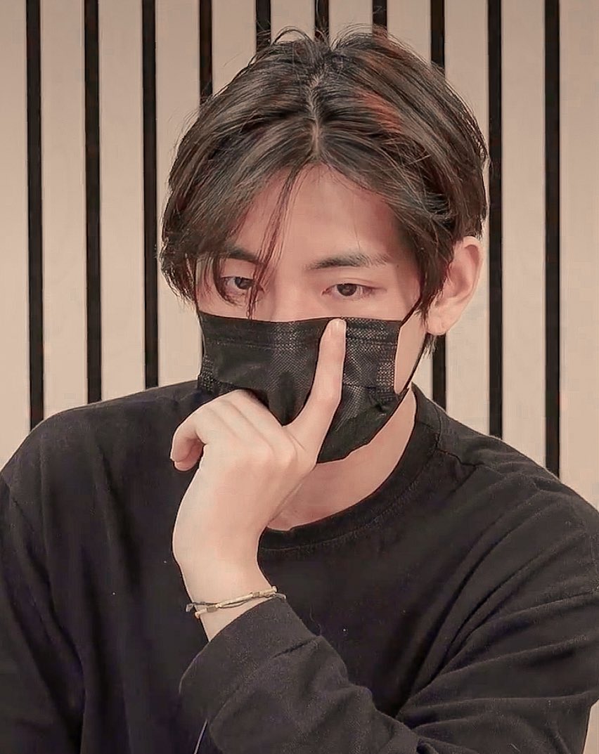 archivefortae's tweet photo. this taehyung      with      this taehyung https://t.co/8C2FPpzXOB