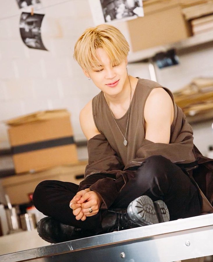 jimipics's tweet photo. this jimin 🥺 https://t.co/545rReLzWX