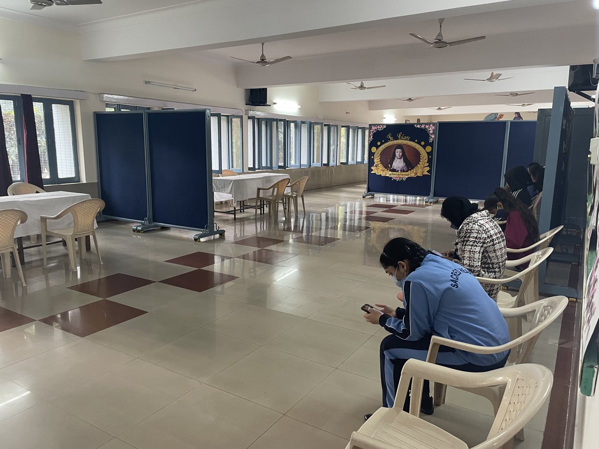DrAshutoshSood's tweet photo. Sitting in Sacred Heart School sector 26 . Teachers are here children who need to get vaccinated are here but the team which has to start at 9 am is still awaited when will we start respecting time . No one is here as I tweet ⁦@MCChandigarh⁩ ⁦@nagarkoti⁩ https://t.co/fN2FBo6ckw