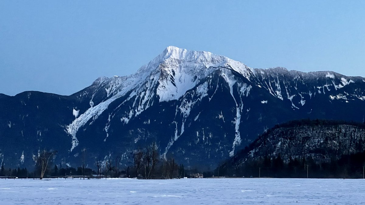 RyanVoutilainen's tweet photo. #CheamPeak #BC (Halkomelem: #Lhílheqey meaning ‘glacier’/‘to resoak’/‘rehydrate’) is part of the #NorthCascades that are primarily in #WA state. Stó:lō believe that Lhílheqey is the wife of #Kulshan (#MtBaker)
#ShareYourWeather #Cascades #MtCheam #MountCheam #Chilliwack #Agassiz https://t.co/7P3CN81ZtA