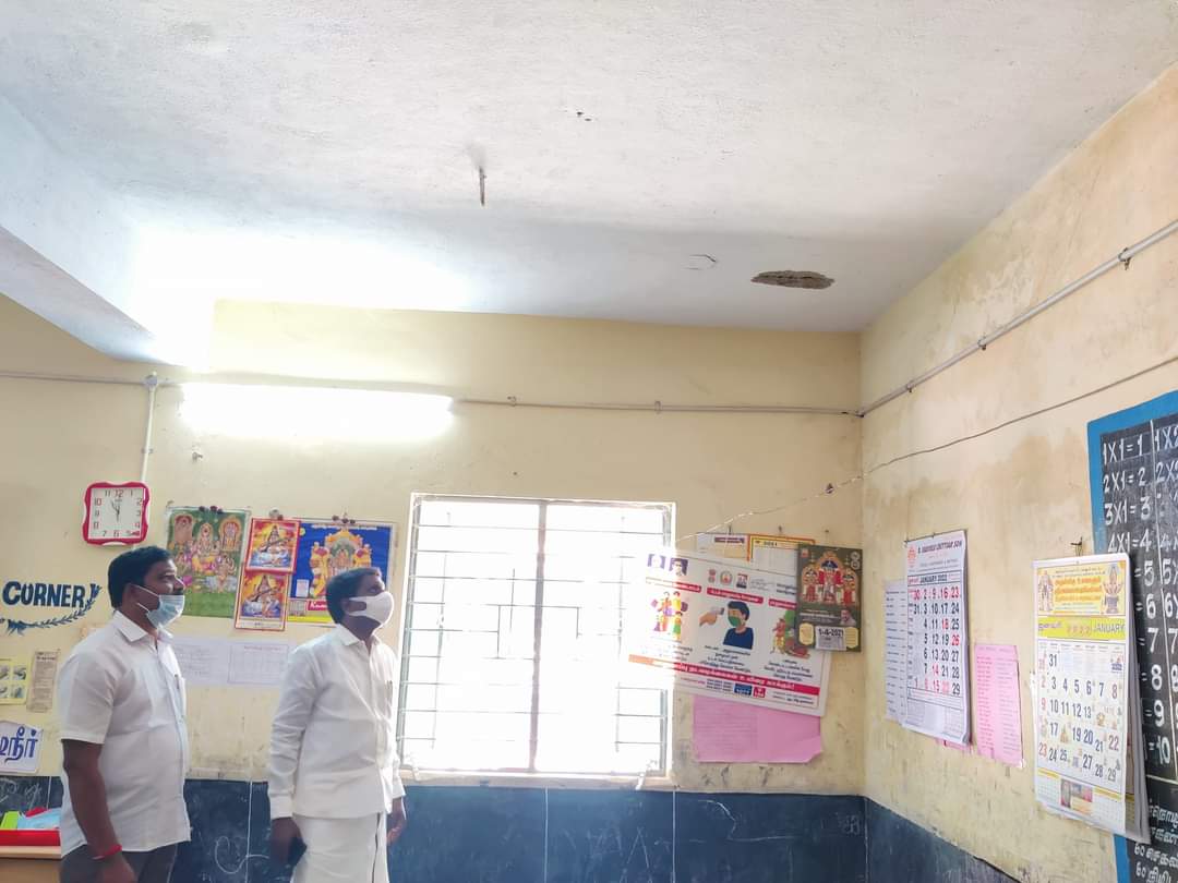 studiorajesh92's tweet photo. மரக்காணம் கிழக்கு ஒன்றிய சேர்ந்த ஊரணி ஊராட்சியில் பழுதாகி உள்ள துவக்கப் பள்ளி கட்டிடத்தை

மரக்காணம் கிழக்கு 
ஒன்றிய கழக செயலாளர் 
ஒன்றிய பெருந்தலைவர் 
திரு. #இரா_தயாளன்_MA @ITayalan அவர்கள் ��ய்வு செய்தார். #dmkgovt #DMK https://t.co/2krQI2nqk2