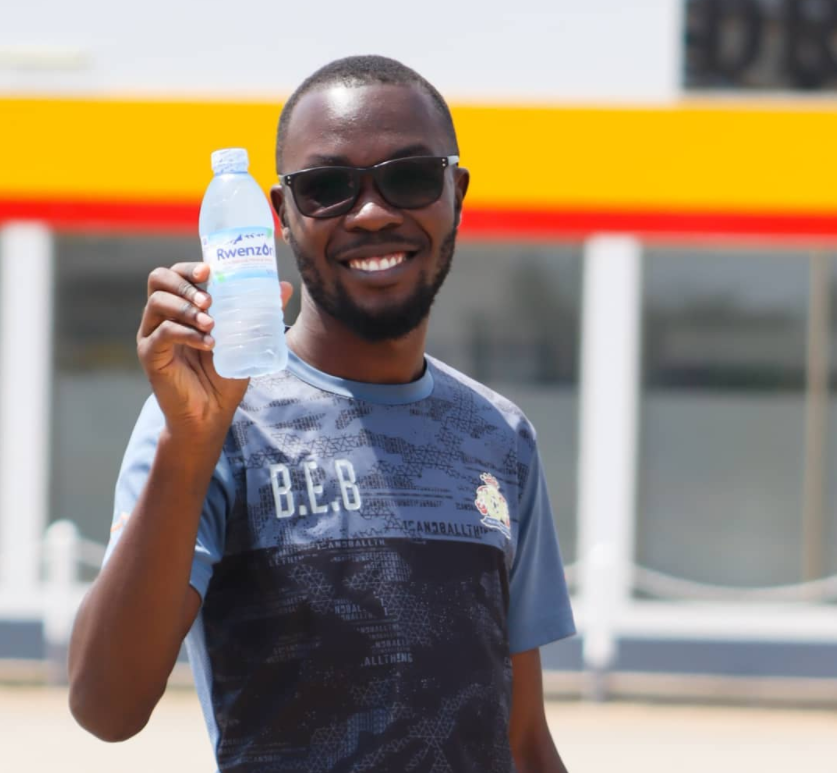 RwenzoriUg's tweet photo. We love to see it @realbonaventure
Always stay #Hydrated with Rwenzori.
#NaturallyUG #RefreshUG https://t.co/Dk3H65vE8n