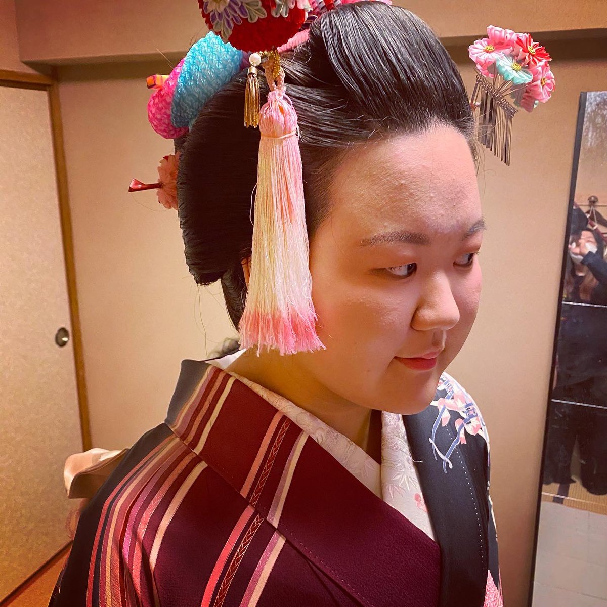 SakkouS's tweet photo. 成人式おめでとう御座います。こちらのお嬢様は去年3月から御依頼いただいて、地毛結い上げの日本髪がご希望。秋にメークリハでお会いして、肩までの髪の長さでしたので半かつらを使用。大変お慶びいたたきました。 https://t.co/DAyliXRHOb